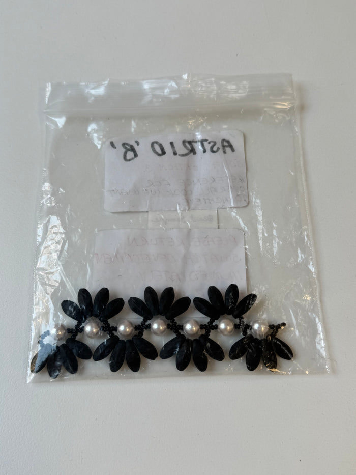 Black + Pearl Bead Sample 11g