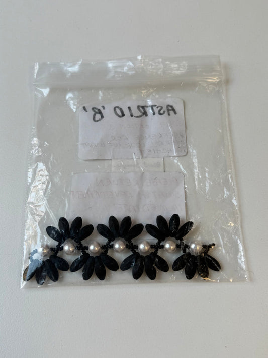 Black + Pearl Bead Sample 11g