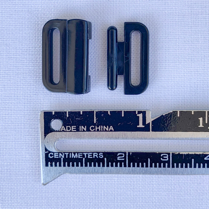 Plastic swimwear clasps - Mixed pack of 9