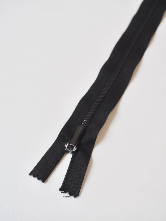 Riri 60cm/23inch Narrow Black + Gunmetal Metal Teeth Zips