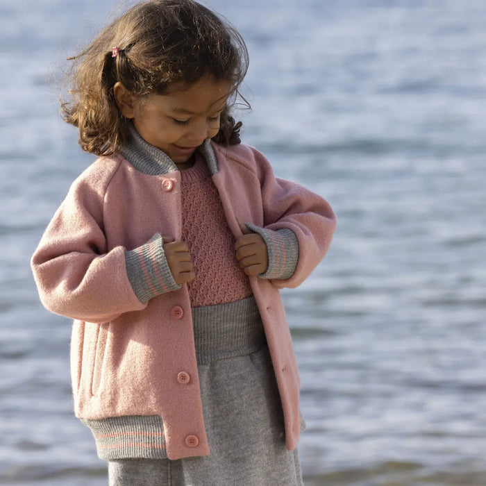 Découvrez la veste teddy Disana Soft Pink en laine mérinos bouillie bio : chaude, douce et respirante, idéale pour protéger votre enfant en hiver.