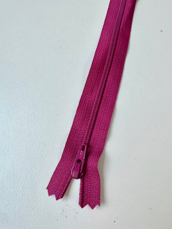 YKK 56cm/22inch Magenta Standard Zips